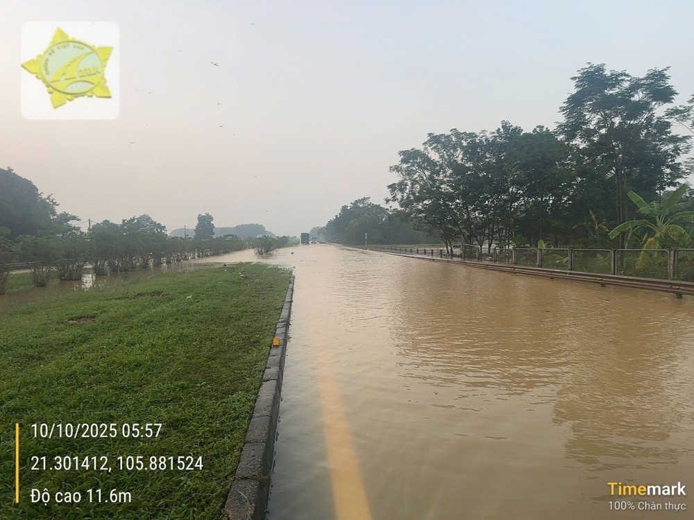 Several sections of the Hanoi–Thai Nguyen Expressway remain submerged under up to 60 centimeters of floodwater. 1000012141-40-9624.jpg.jpg