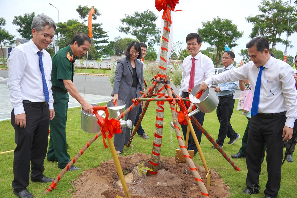 Delegates plant commemorative trees within the hospital premises. 6-7390-2212.jpg.jpg