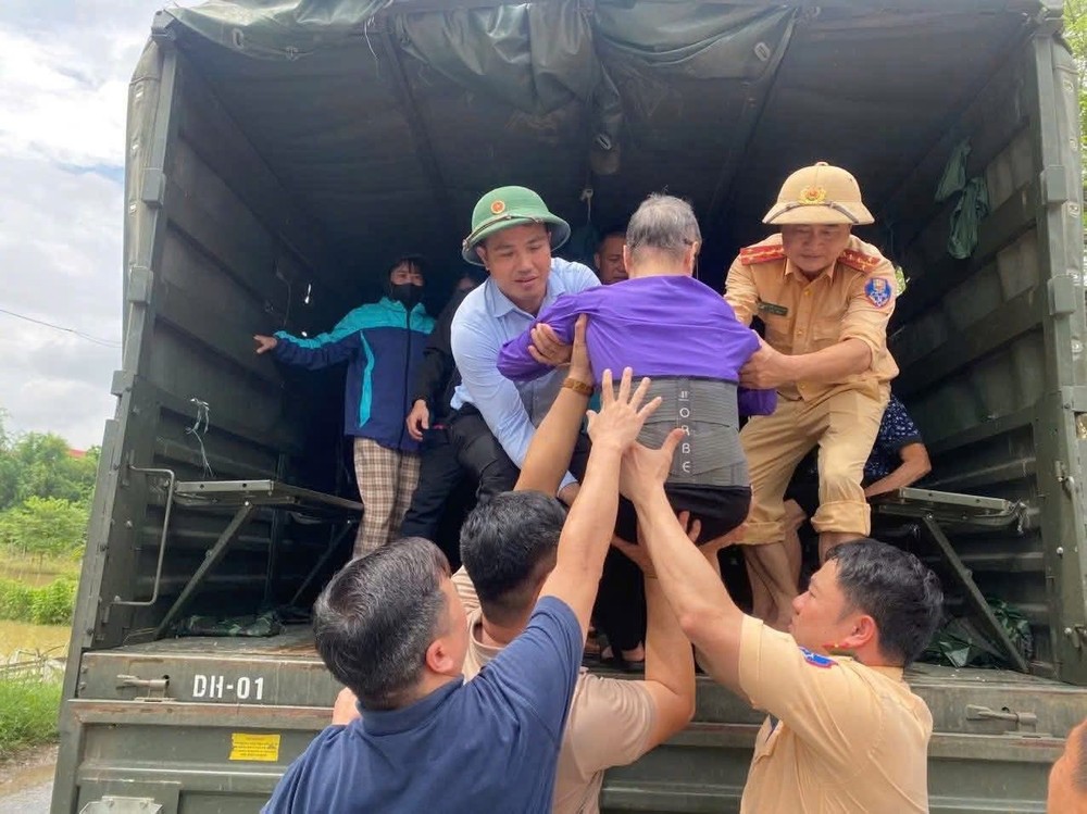 Rescue forces race to evacuate residents in Trung Gia Commune. img-3410-5999-6028.jpeg.jpg