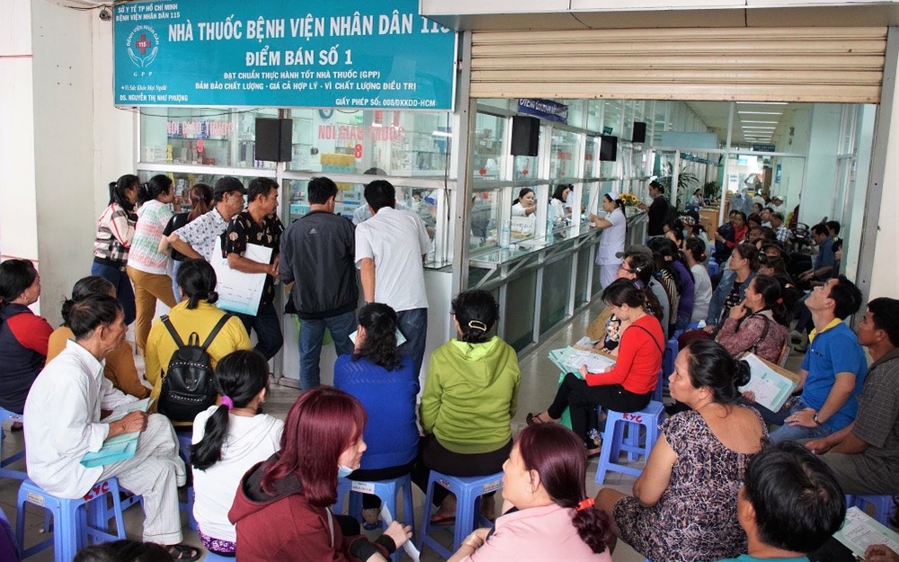 nguoi-dan-cho-mua-thuoc-chua-benh-tai-benh-vien-115-original-1241.jpeg.jpg