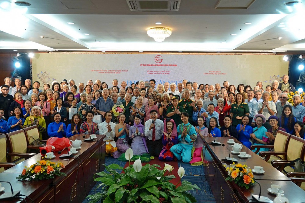 HCMC leaders pose for a commemorative photo with veteran revolutionary artists at the gathering of artists and writers from the Central Bureau of Southern Vietnam Base. 12-4695-5285.jpg.jpg
