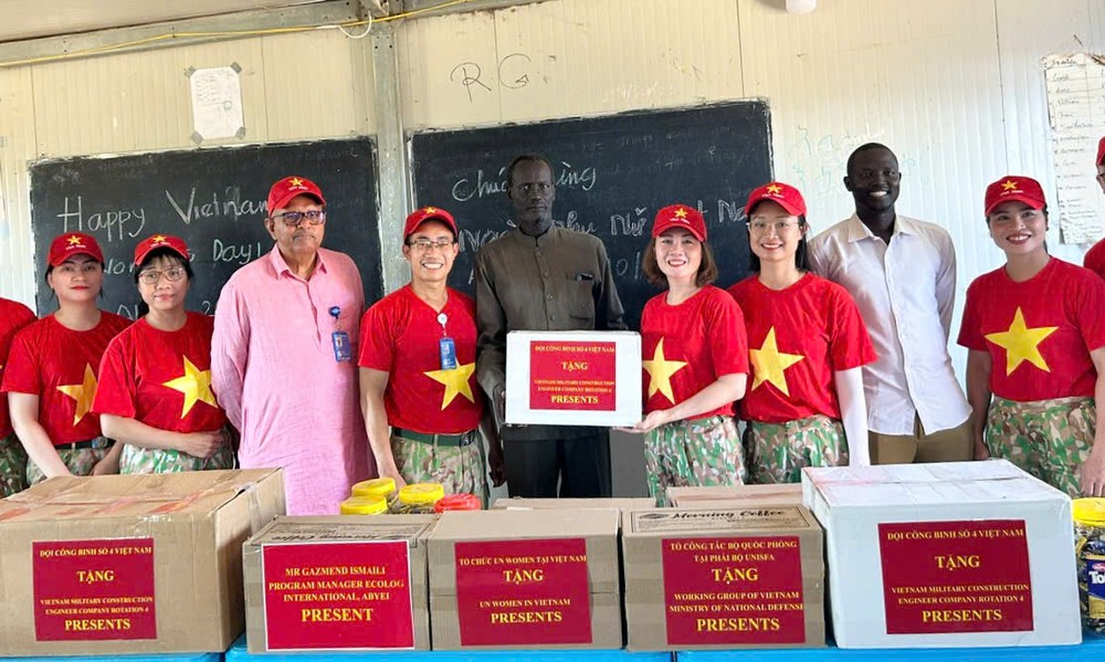 The Women’s Chapter of Vietnam’s Engineering Company in Abyei presents gifts to secondary school students in Abyei. b4b2096d-ef6d-405c-ad0f-29deaa9d7b44-7764-4449.jpg.jpg