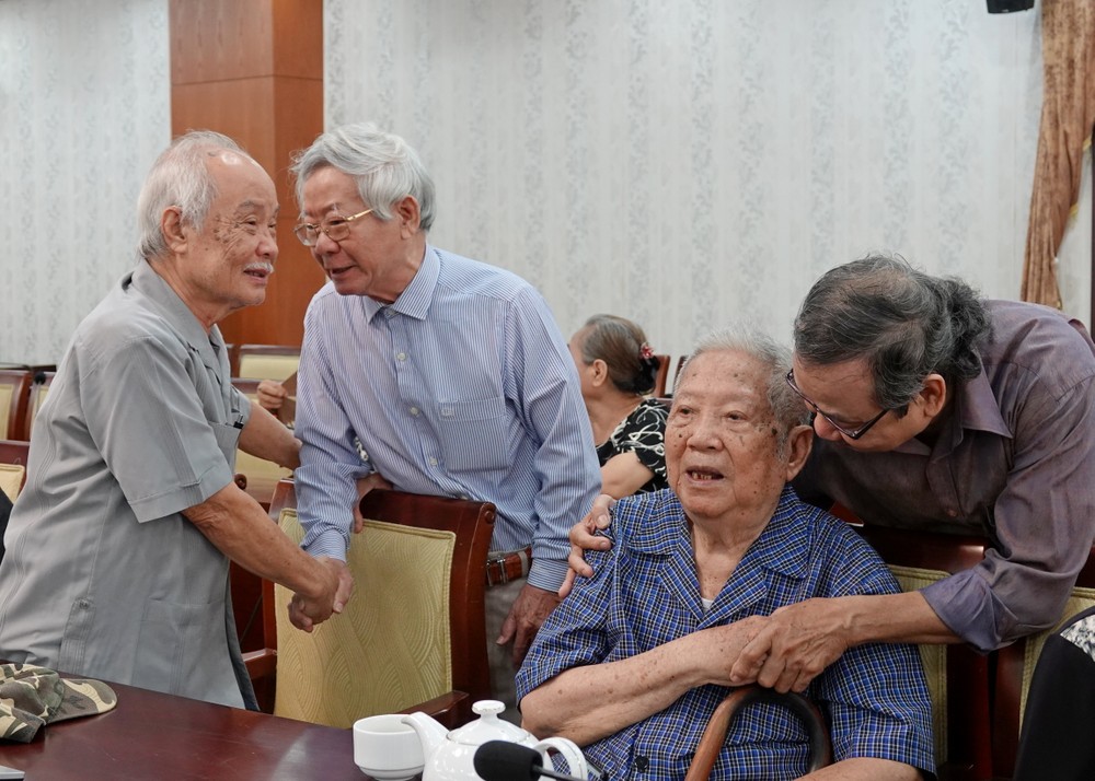 Veteran artist-soldiers who once served in the Central Bureau of Southern Vietnam Base warmly greet and reunite with one another at the gathering. dsc07971-9979-9896.jpg.jpg