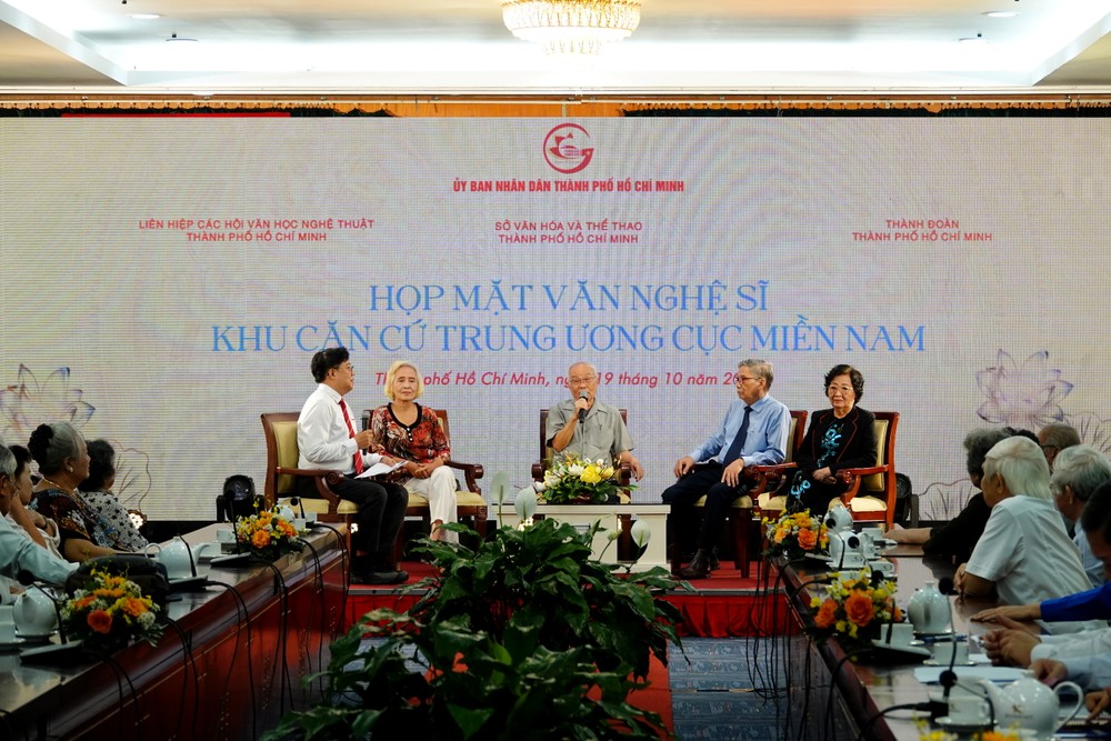 Poet Tran Thi Thang, poet and literary critic Le Quang Trang, musician Pham Minh Tuan, and artist Hong Cuc (from right to left) take part in an exchange at the gathering. dsc08135-805-7494.jpg.jpg
