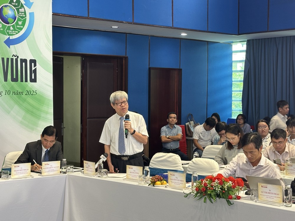Assoc. Prof. Dr. Phung Chi Sy, Vice President of the Vietnam Association for Conservation of Nature and Environment, speaks at the seminar. rac-thai-h3-9959-5565.jpg.jpg