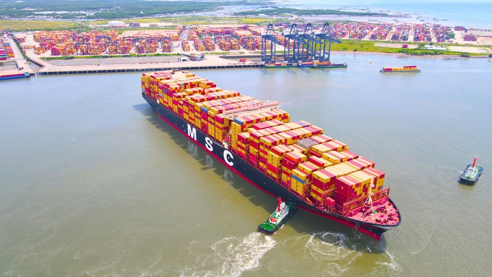 Mother vessel docks at SSIT Port. z7118775014116-b033193da55b11e6aa182b7b36c3ac9f-7043-2309.jpg.jpg