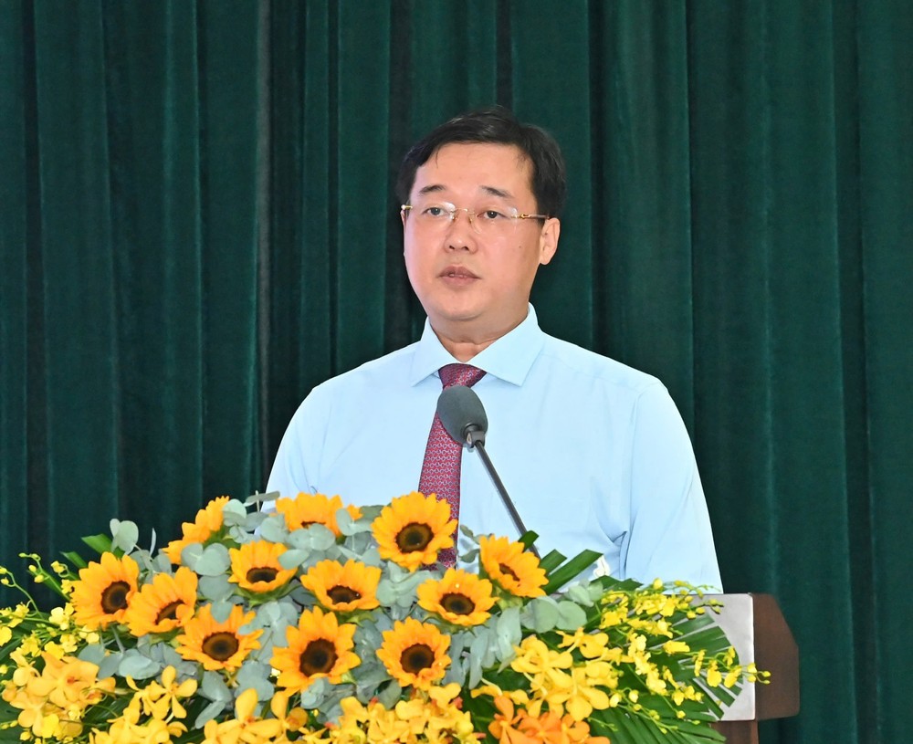 Mr. Le Quoc Phong delivers remarks upon assuming his new post. z7142369832695-36ce6aa024851739e0c8bdf14abfdc05-2532-5989.jpg.jpg