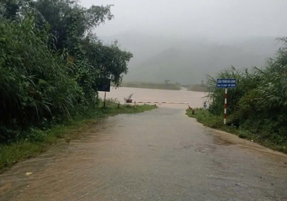 Floodwaters submerge the spillway bridge in Ba Long Commune. 1000028205-6003-9088.jpg.jpg