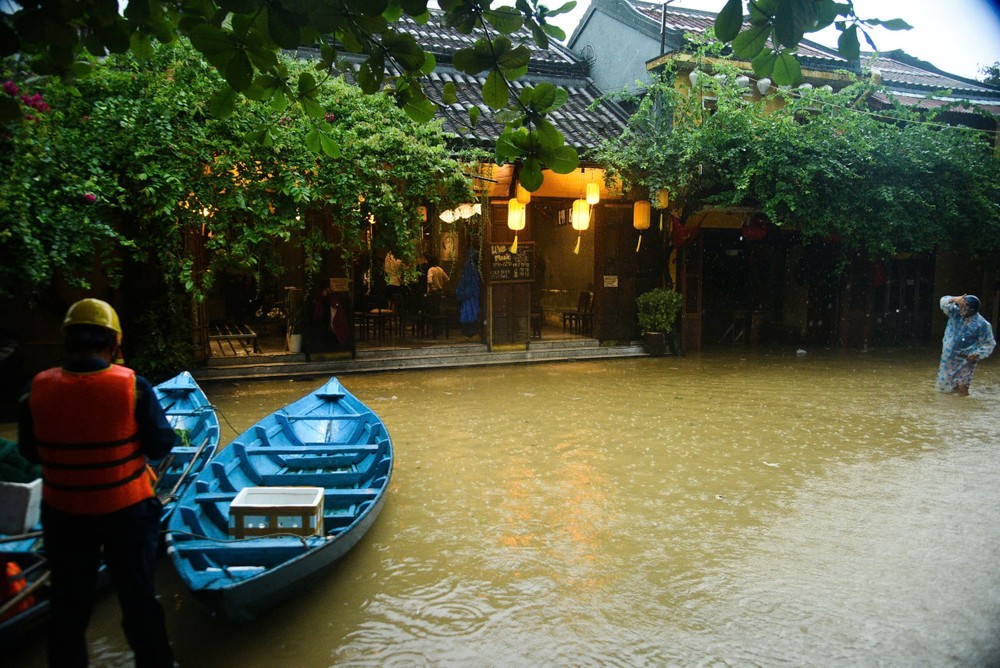 Floodwaters inundate Hoi An Ancient Town, forcing residents to travel by boat. z7160272652471-db5e5f1d807b364a0f29c5c10d995954-5907-9346.jpg.jpg