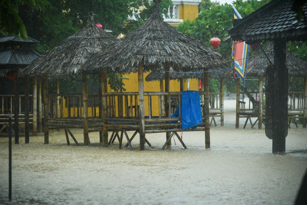 Streets along the Hoai River are submerged under nearly 1.5 meters of water. z7160272652472-0287c809cfcb880b17737fdd36215483-6814-1749.jpg.jpg