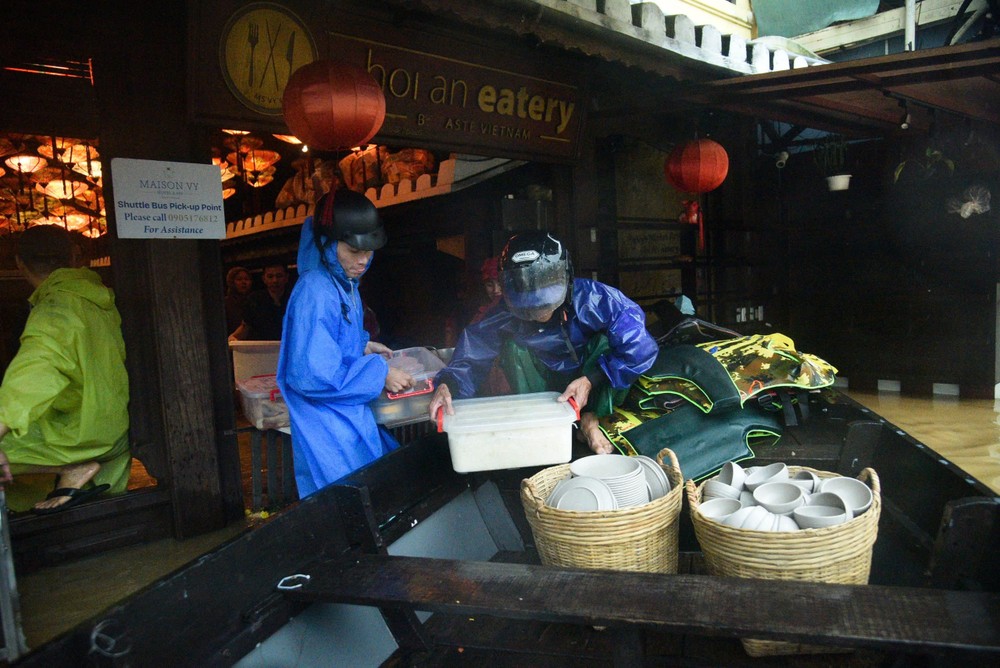 Residents hastily pack up their belongings to escape rising floods. z7160272652524-af0238001919896200077e706c11420d-6151-1224.jpg.jpg