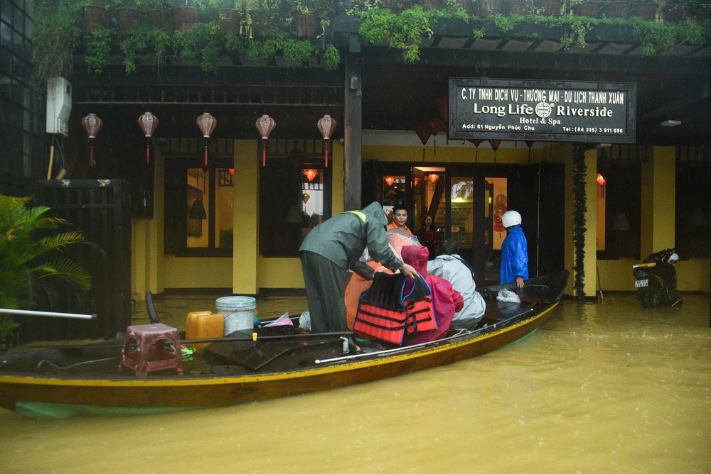 Accommodation facilities urgently evacuate tourists to safe areas. z7160272652539-d2bb2c84daec64978b4f275e9bd72c0f-1714-2590.jpg.jpg