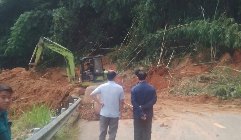 A landslide occurred along National Highway 28 on the morning of October 28. 2229727324207713524-5215-3803.jpg.jpg