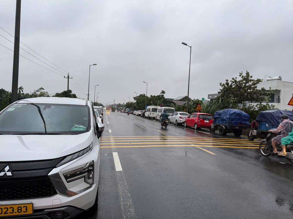 Residents of Nam Phuoc Commune and Dien Ban Ward move their vehicles onto the approach road to Cau Lau Bridge to escape the floodwaters. 27-10-lu-khan-cap-da-nang-3-8329-1626.jpg.jpg