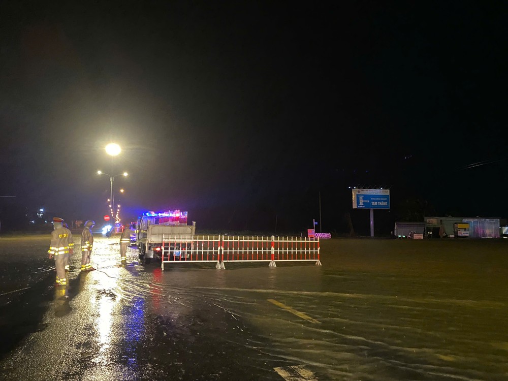 Floodwaters overflow National Highway 1A in multiple areas of Da Nang City. 27-10-lu-khan-cap-da-nang-4-9947-8032.jpg.jpg