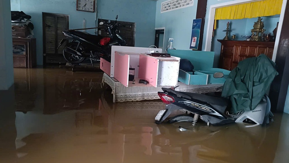 Despite precautionary measures, many residents’ belongings are submerged by the floodwaters. 28-10-lu-p-dien-baba3-4311-4589.jpg.jpg