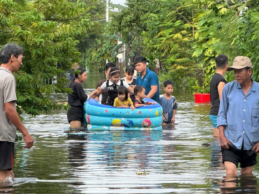 Residents in flood-hit areas bring their children to safety. 28-10-lu-p-dien-baba5-7617-3926.jpg.jpg