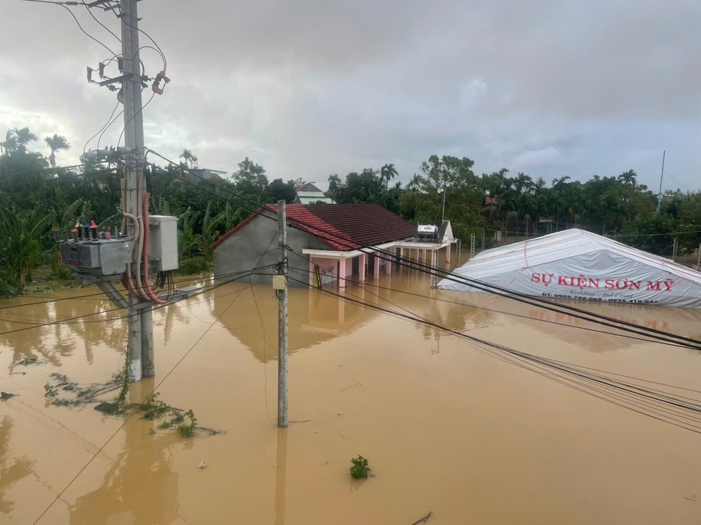 Rising floodwaters in the lower Thu Bon River submerge parts of Dien Ban Ward under nearly two meters of water. 28-10-lu-p-dien-ban-3524-5700.jpg.jpg