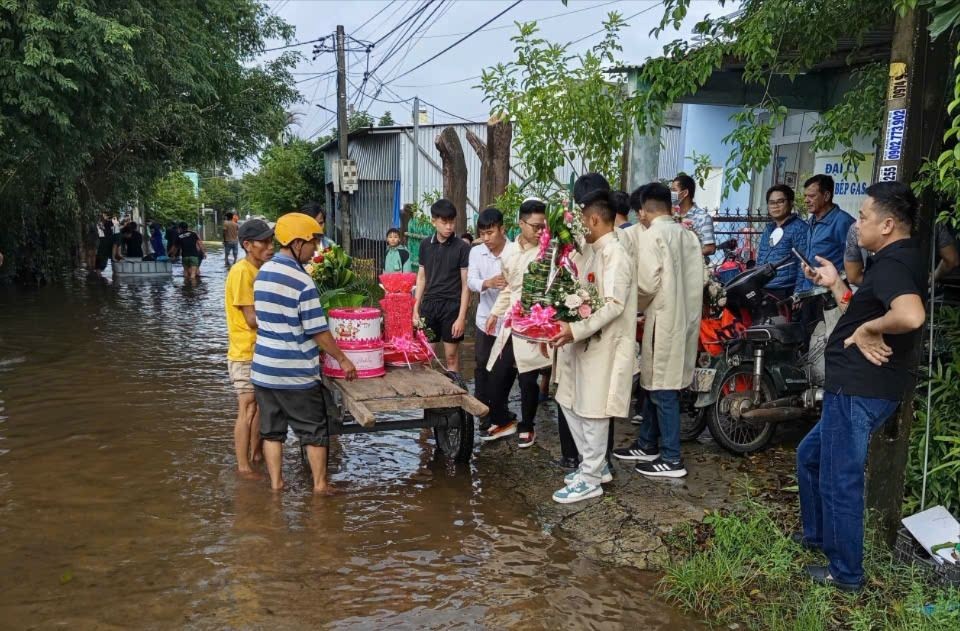 Residents help transport wedding offerings into the flooded area. 28-10-lu-p-dien-ban4-3449-9201.jpg.jpg