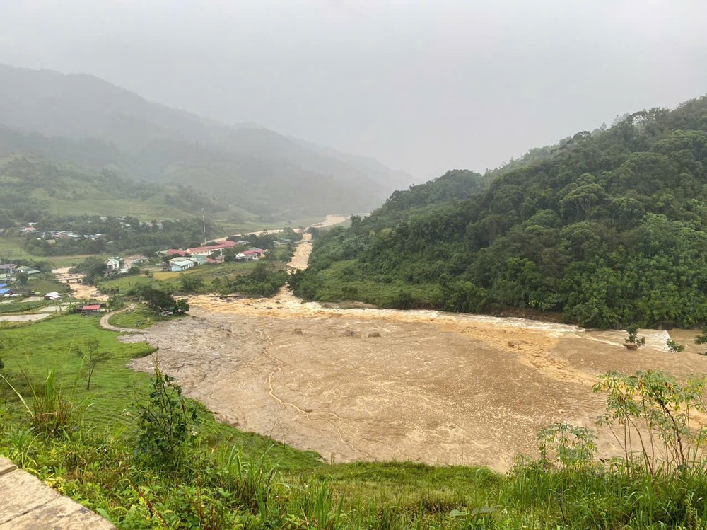 Water levels in rivers and streams across Ngoc Linh Commune have risen sharply, affecting local residents. 9b54e597150c9852c11d-6012-7957.jpg.jpg