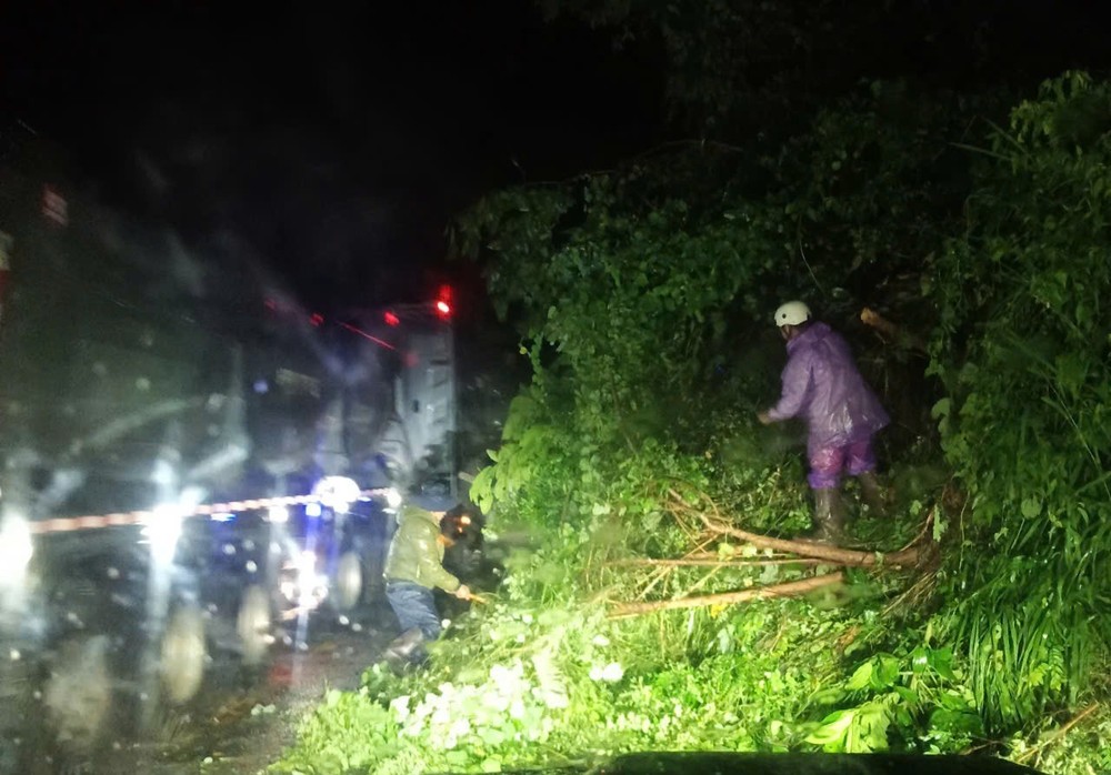 Efforts are underway to clear landslides on Song Pha Pass. sp1-769-5824.jpg.jpg