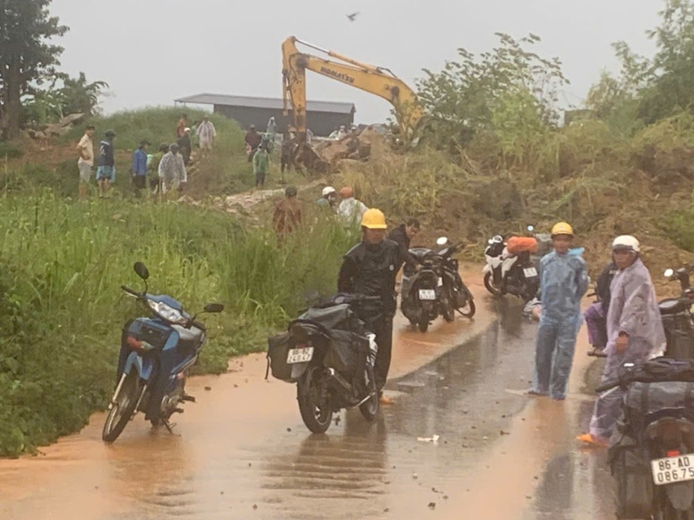 Landslides hit Dai Ninh Pass on the afternoon of October 27. z7161349337984-2eb10f5ab2dd28c04daa420e56dc67ea-3916-8333.jpg.jpg