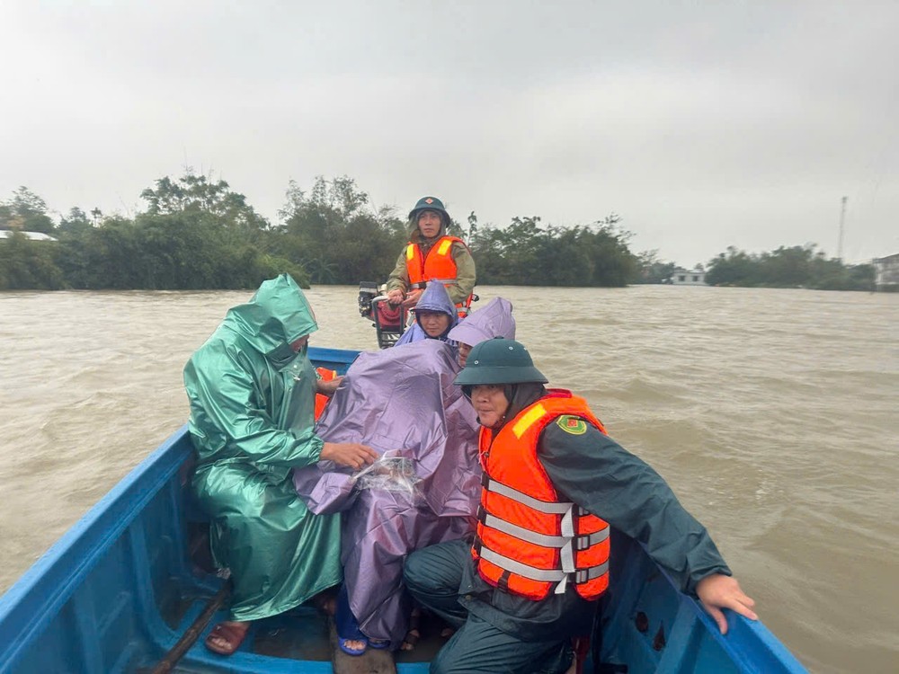 Military forces assist residents in Hue City’s “flood basin” areas. anh-3-4600-5664.jpg.jpg