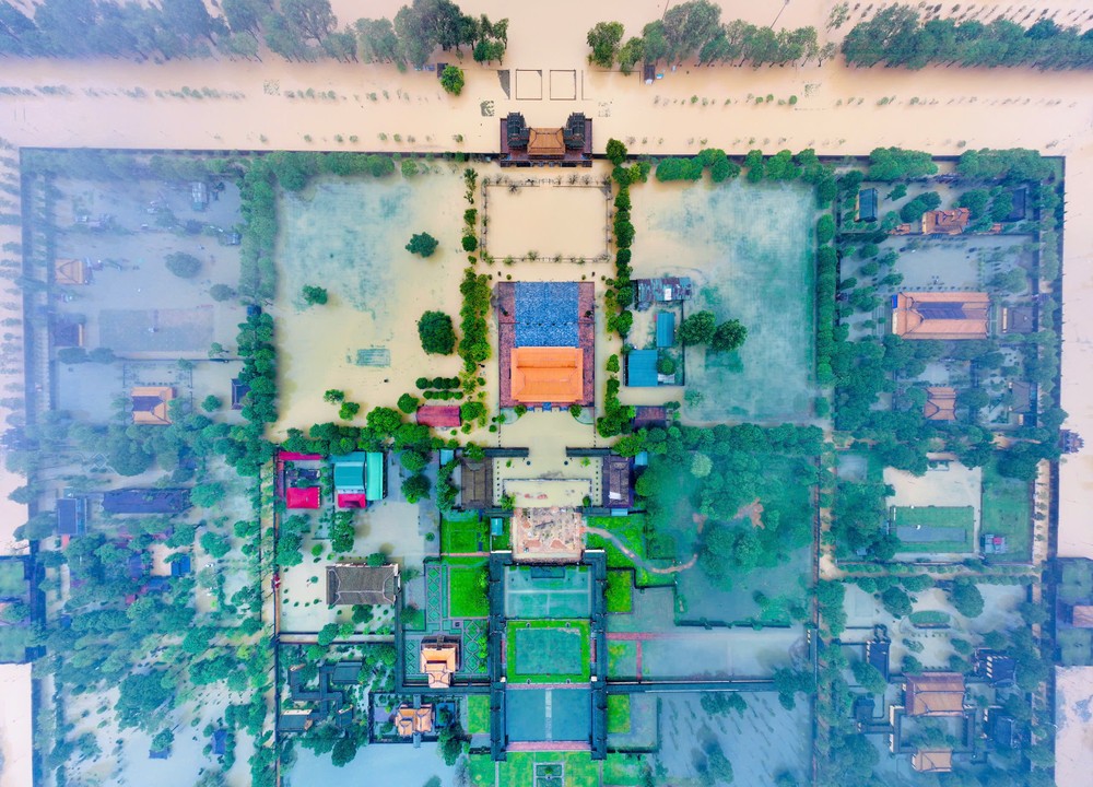 Flooding submerges many monuments in the Complex of Hue Monuments. z7164537622884-355412ac0ba17978f492a91c34310e0a-1012-1530.jpg.jpg