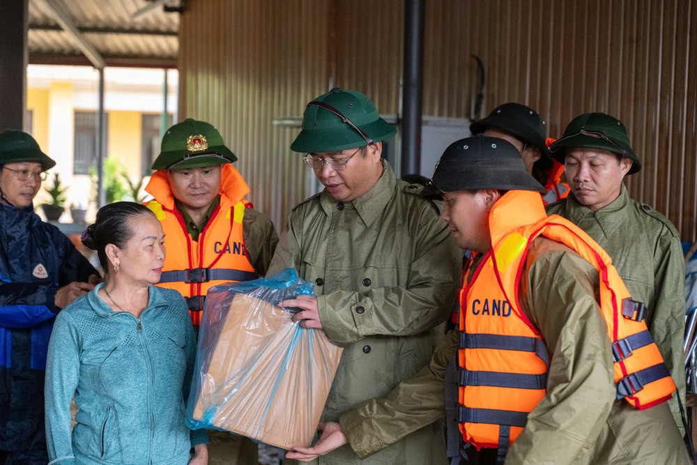 Leaders of the Hue City Party Committee deliver relief gifts to residents affected by prolonged flooding. z7164909188320-40e2e35f12b5b6a3310bec0ed368f7d3-6482-7040.jpg.jpg