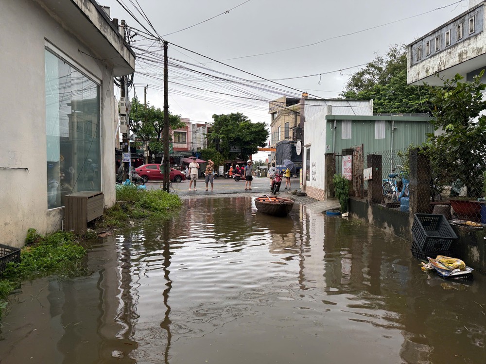 Floodwaters rise to the edge of DT607 Road in Dien Ban Dong Ward. 30-10-lu-dien-ban-dong-4584-7632.jpg.jpg