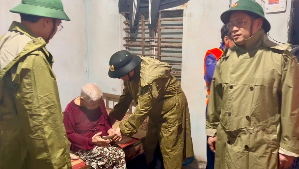 Hue City police assist residents in flooded areas. z7169863110036-8601677764452b51b4ea871801003304-1774-1551.jpg.jpg