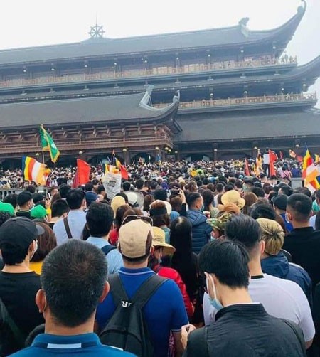 Pilgrims standing in line to wait for ticket to Tam Chuc Pagoda on March 14. (Photo: SGGP)