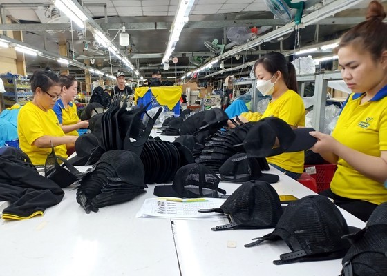 Workers at Dony Garment Co. Ltd. (in HCMC) are busy finishing orders at the year end. (Photo: SGGP) Workers at Dony Garment Co. Ltd. (in HCMC) are busy finishing orders at the year end. (Photo: SGGP)
