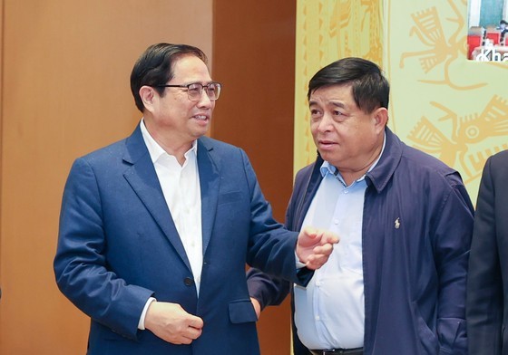 Prime Minister Pham Minh Chinh is discussing with Minister of Planning and Investment Nguyen Chi Dung (Photo: SGGP)