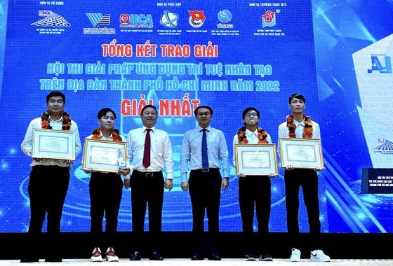 Vice Chairman of HCMC People’s Committee Duong Anh Duc and Director Lam Dinh Thang of the municipal Department of Information and Communications are delivering the first prize to Helios team from the IT University – member of Vietnam National University-HCMC Vice Chairman of HCMC People’s Committee Duong Anh Duc and Director Lam Dinh Thang of the municipal Department of Information and Communications are delivering the first prize to Helios team from the IT University – member of Vietnam National University-HCMC