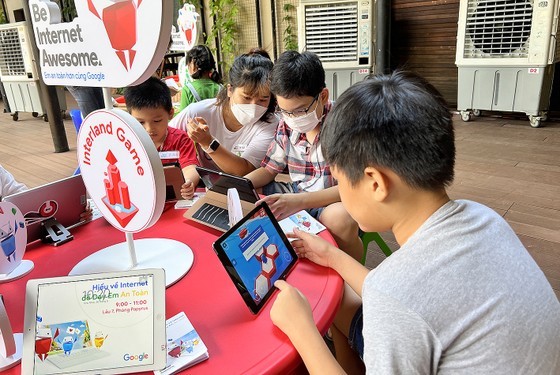 A workshop by Google introducing methods for children to use the Internet safely A workshop by Google introducing methods for children to use the Internet safely