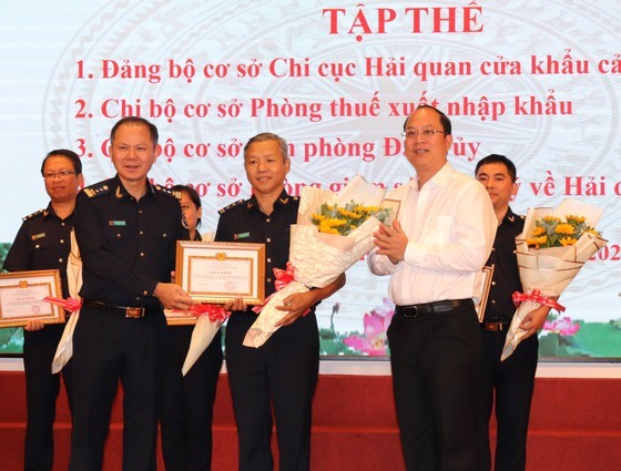 Deputy Secretary of the HCMC Party Committee Nguyen Ho Hai is delivering awards to outstanding organizations and individuals of the year