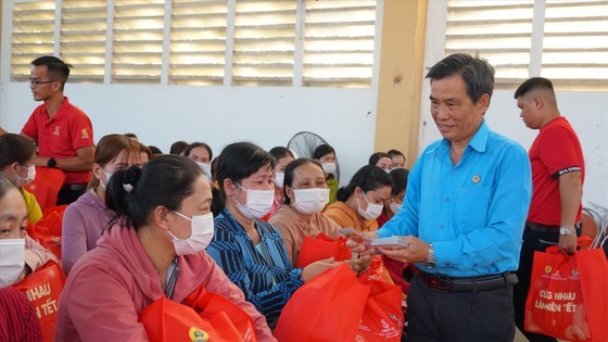 Officers of Soc Trang Province Confederation of Labor are delivering Tet gifts to poor workers in the area. (Photo: Lao Dong Newspaper) Officers of Soc Trang Province Confederation of Labor are delivering Tet gifts to poor workers in the area. (Photo: Lao Dong Newspaper)