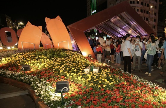 Visitors were captivated by the shimmering beauty of the Flower Street at night. (Photo: SGGP) Visitors were captivated by the shimmering beauty of the Flower Street at night. (Photo: SGGP)
