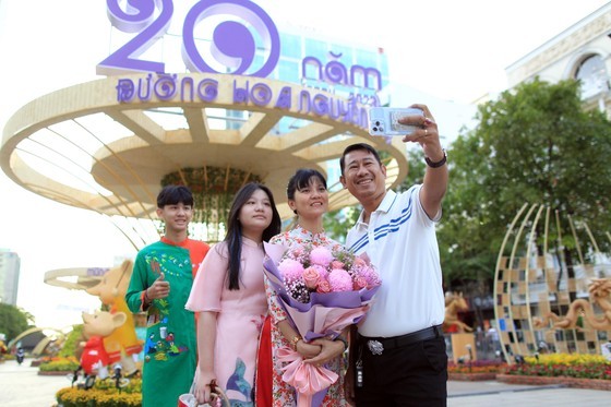A family is taking a selfie on the Flower Street. (Photo: SGGP) A family is taking a selfie on the Flower Street. (Photo: SGGP)