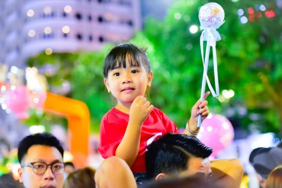 Children are eager visiting the Flower Street with their parents. (Photo: SGGP) Children are eager visiting the Flower Street with their parents. (Photo: SGGP)