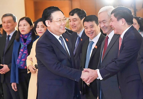 NA Chairman Vuong Dinh Hue is extending his greetings to NA delegates NA Chairman Vuong Dinh Hue is extending his greetings to NA delegates