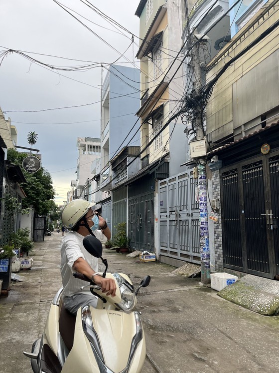 A person is surveying the neighborhood of a house he intends to buy in an alley in Binh Tan District of HCMC (Photo: SGGP) A person is surveying the neighborhood of a house he intends to buy in an alley in Binh Tan District of HCMC (Photo: SGGP)