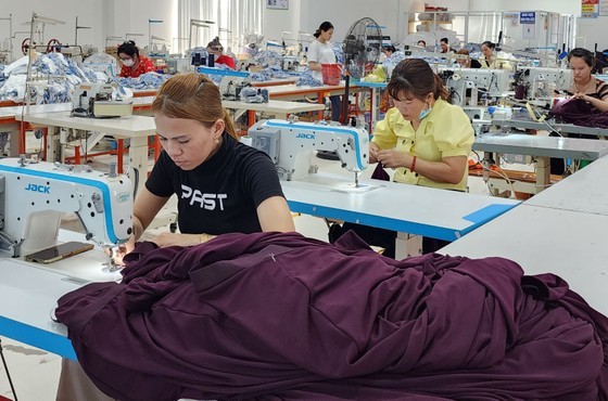 Thanh Dat Garment Co. Ltd. is urgently fulfilling its orders right at the beginning of the year. (Photo: SGGP) Thanh Dat Garment Co. Ltd. is urgently fulfilling its orders right at the beginning of the year. (Photo: SGGP)