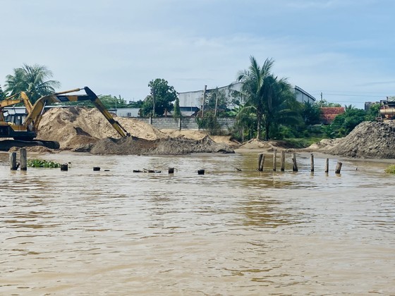 A sand exploitation site along Hau River in An Giang Province suffers from serious landslide. A sand exploitation site along Hau River in An Giang Province suffers from serious landslide.