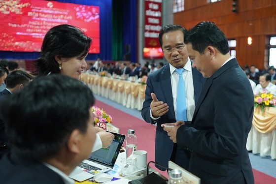 Secretary of Long An Province Party Committee Nguyen Van Duoc is discussing with meeting participants Secretary of Long An Province Party Committee Nguyen Van Duoc is discussing with meeting participants