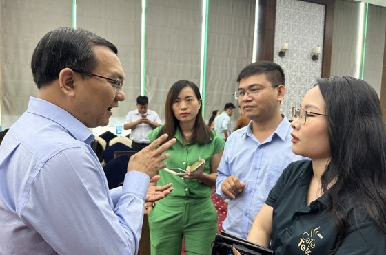 Director Lam Dinh Thang of the HCMC Department of Information and Technology (L) is talking with participants in the discussion Director Lam Dinh Thang of the HCMC Department of Information and Technology (L) is talking with participants in the discussion