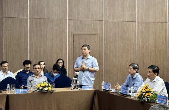 Vice Chairman of HCMC People’s Committee Duong Anh Duc (standing) is delivering his speech in the discussion Vice Chairman of HCMC People’s Committee Duong Anh Duc (standing) is delivering his speech in the discussion