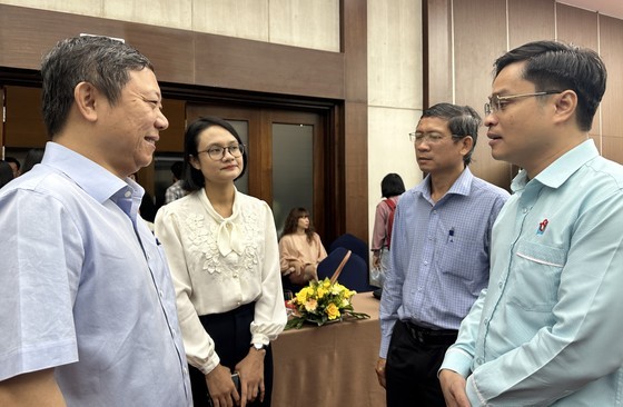 Vice Chairman of HCMC People’s Committee Duong Anh Duc (L) is talking with participants in the discussion Vice Chairman of HCMC People’s Committee Duong Anh Duc (L) is talking with participants in the discussion
