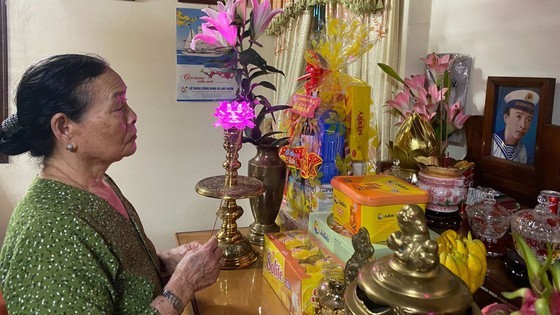 Ms. Tran Thi Hue has been waiting for her dear son for 35 years Ms. Tran Thi Hue has been waiting for her dear son for 35 years